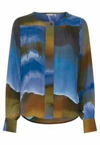 Mångfärgad blus i blått, grönt och brunt; lång ärm, rund hals, framknäppning och mjuk, flödande tyg.