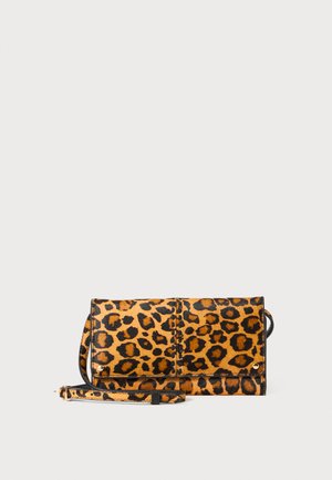 Borsa a pochette con stampa leopardata in pelo sintetico, dotata di una tracolla nera. Presenta un design pieghevole e dettagli in metallo dorato.