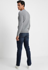 Lyle & Scott V NECK - Jersey de punto - mid grey marl