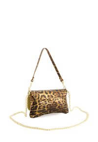Handtasche mit Leopardenmuster aus strukturiertem Stoff, mit einer goldfarbenen Kettenriemen und einem flachen Design mit einer Klappverschlüsse.