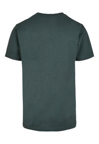 Mørkegrøn bomulds T-shirt med korte ærmer og en klassisk rund halsudskæring; ensfarvet, glat tekstur og ingen synlige mønstre eller accenter.