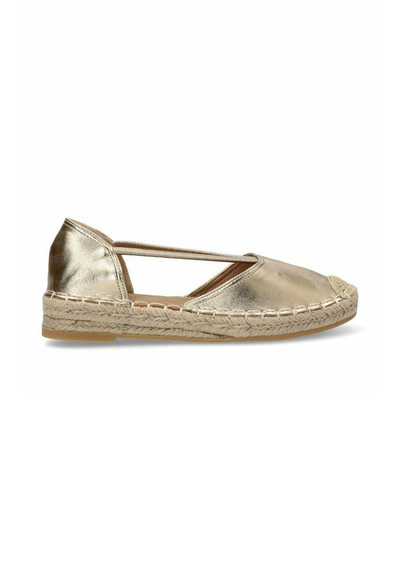 Zapato espadrille metálico dorado con suela de yute trenzada. Cuenta con una correa elástica. Punta redondeada y textura suave. Diseño clásico.