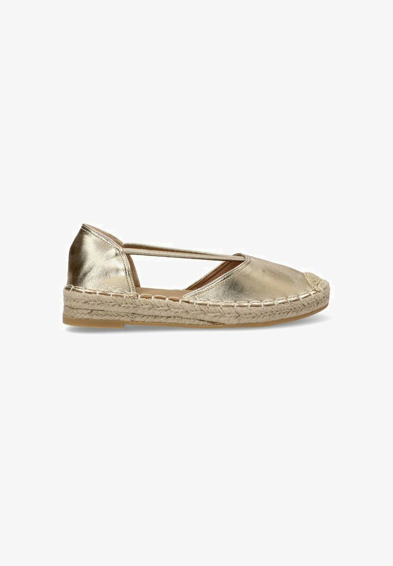 Zapato espadrille metálico dorado con suela de yute trenzada. Cuenta con una correa elástica. Punta redondeada y textura suave. Diseño clásico.