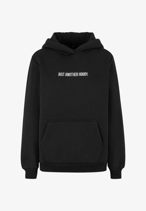 Czarna bluza z kapturem z kieszenią z przodu; na piersi znajduje się biały napis "JUST ANOTHER HOODY". Miękka tkanina, długie rękawy i sznurki do regulacji kaptura.
