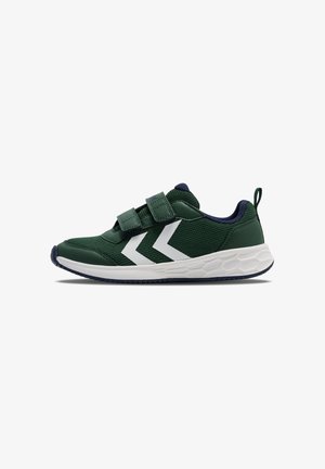 Groene sport schoen met klittenband, met een wit chevronontwerp, die op een effen achtergrond staat voor een duidelijke weergave.