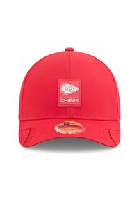 Die rote Kappe der Kansas City Chiefs hat ein strukturiertes Design, einen verstellbaren Riemen und ein Logo-Patch auf der Vorderseite. Weicher Stoff mit einer glatten Textur.