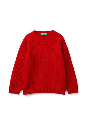 Fleischiger roter Kabelstrickpullover mit langen Ärmeln und geripptem Kragen, Bündchen und Saum, auf weißem Hintergrund flach ausgelegt.