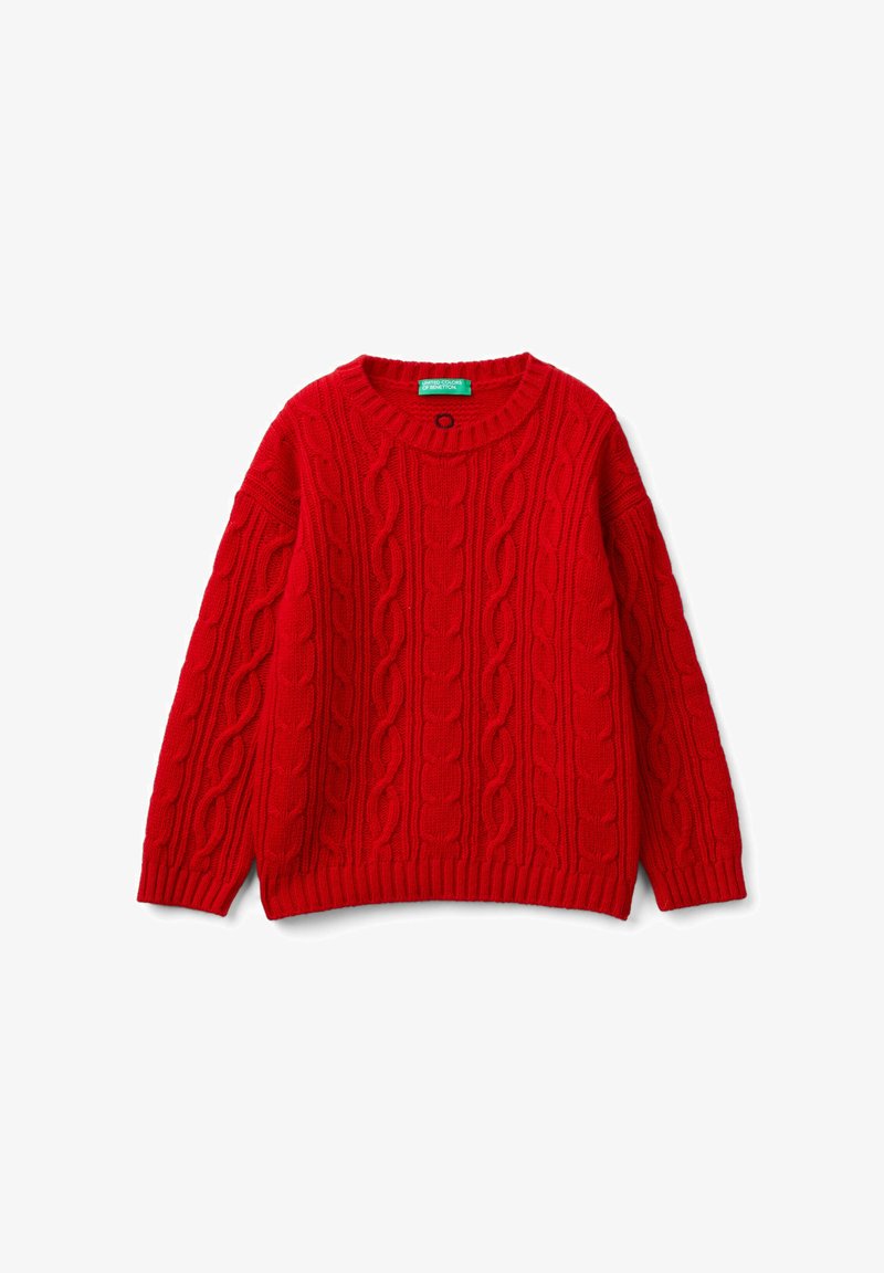 Fleischiger roter Kabelstrickpullover mit langen Ärmeln und geripptem Kragen, Bündchen und Saum, auf weißem Hintergrund flach ausgelegt.