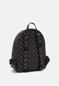 Czarny plecak z brązowym wzorem, wyposażony w padded shoulder straps oraz uchwyt górny. Zapięcie na zamek błyskawiczny i widoczne akcenty logo.