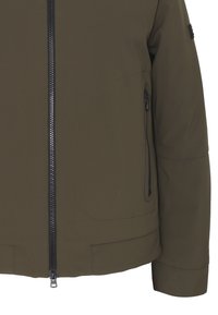 Giacca puffer verde oliva con zip completa, tasche laterali con zip e superficie liscia. Presenta cuciture arrotondate e un design pulito e minimalista.