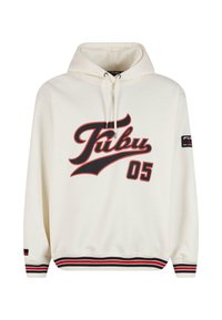 Hvit hettegenser med svart og rød logo og "05"-design på fronten. Har snøring i hetten og stripete kant nederst og på ermene.