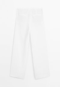 Weiße, weite Hosen aus leichtem Stoff, ausgestattet mit zwei hinteren Taschen und einem klaren, minimalistischen Design mit geraden Säumen.