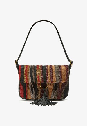 Borsa a tracolla con perline e motivi multicolori in rosso, nero e oro; presenta un pattina, un anello in metallo dorato e un dettaglio con nappina nera.