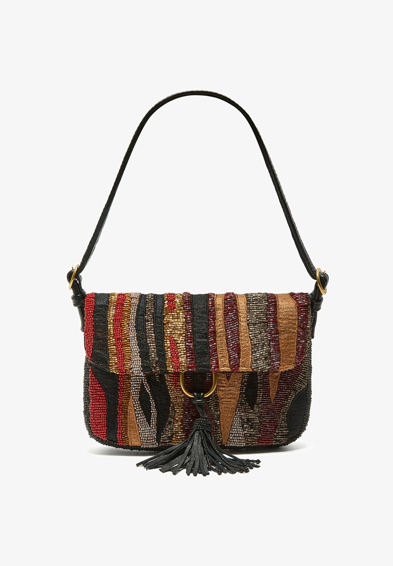 Borsa a tracolla con perline e motivi multicolori in rosso, nero e oro; presenta un pattina, un anello in metallo dorato e un dettaglio con nappina nera.