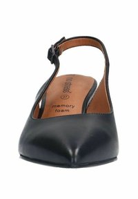 Zwarte slingback schoen met een puntige neus, gemaakt van soepel leer. Beschikt over een geheugenschuimzool en een verstelbare gespriem.