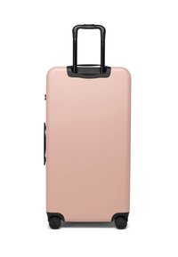 Tvrda roza kofer s elegantnim pravokutnim dizajnom, produžetnim crnim ručkom i četiri crna kotača za mobilnost.