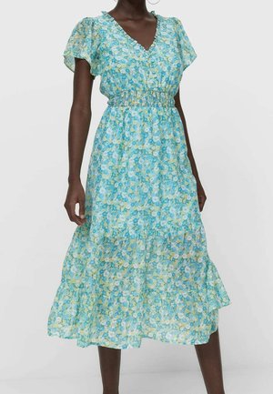 Mujer con vestido midi azul claro con estampado floral, mangas cortas con vuelo, escote en V, botones en la parte delantera y cintura elástica.