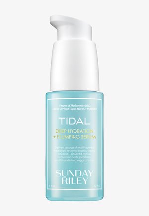 Flacon pompe bleu étiqueté « Tidal Deep Hydration + Plumping Serum » par Sunday Riley, contenant 30 ml de produit de soin de la peau.