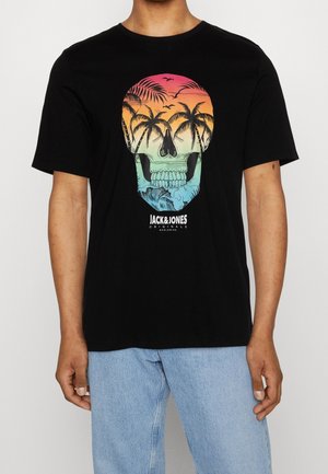 Černé bavlněné tričko s barevným grafikou lebky, palmami a odstíny západu slunce. Design obsahuje text značky pod grafikou.