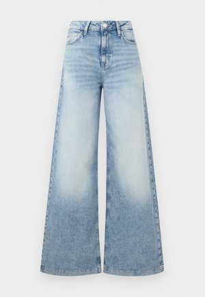 Jean large coupe droite bleu clair en denim. Présente une taille haute, une fermeture par bouton et un léger délavage, avec des jambes droites et larges.