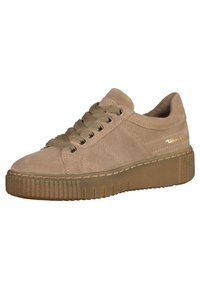 Beige Wildledersneaker mit einer flachen, texturierten Gummisohle, runder Zehenform, Metallösen und kontrastierenden Schnürsenkeln. Goldene Markenprägung an der Seite.