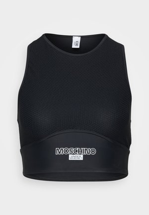 Juodas pasagos ilgis sportinis liemenukas, pagamintas iš tinklelio audinio, su apvaliu kaklu ir kontrastingu baltu logotipu apačioje.