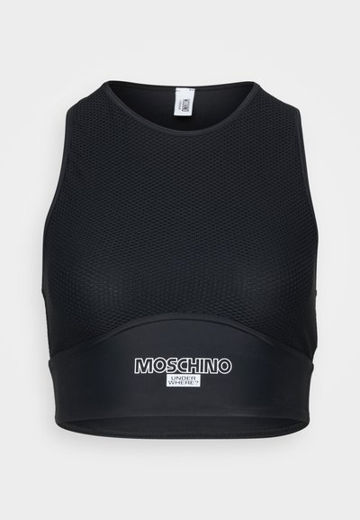 Μαύρο αθλητικό μπλουζάκι με κοντό μήκος, φτιαγμένο από διχτυωτό ύφασμα, με στρογγυλή λαιμόκοψη και αντίθετο λευκό λογότυπο στο κάτω μέρος.