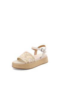 Sandalia de plataforma beige con tira frontal floral tejida, tira ajustable en el tobillo con hebilla y suela texturizada.
