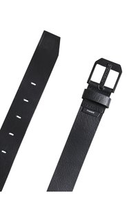 Cinturón de cuero negro con acabado texturizado, hebilla rectangular de metal negro y múltiples agujeros para la ajustabilidad. Logo de la marca visible.