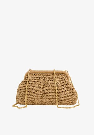 Pochette tannée tissée avec une chaîne et un cadre dorés, présentant une texture tissée froncée et une forme trapézoïdale structurée.