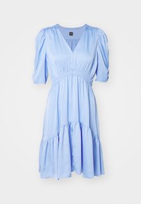 Vaaleansininen, lyhythihainen mekko silkkimäisestä kankaasta, jossa on V-pääntie, pussitettu vyötärö ja kerroksellinen helma, joka on ilmava.