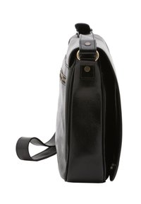 Borsa nera in pelle dal design elegante e rettangolare, con una cerniera superiore, una tracolla laterale e dettagli metallici. Texture liscia.