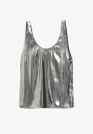 Metallic sølv tanktop med rund halsudskæring, plisseret design og glat tekstur. Har brede stropper og en lige kant.