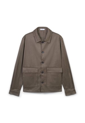 Braune Knopfjacket mit Kragen, zwei großen Fronttaschen und langen Ärmeln, flach auf einem weißen Hintergrund ausgelegt.