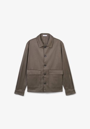 Braune Knopfjacket mit Kragen, zwei großen Fronttaschen und langen Ärmeln, flach auf einem weißen Hintergrund ausgelegt.