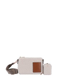 Borsa a tracolla in pile beige con una toppa in pelle marrone, forma rettangolare e pochette piccola staccabile; include una tracolla regolabile.