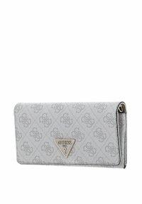 Portefeuille gris texturé avec un motif en losanges, un accent logo triangle argenté, et une fermeture à boucle. Design compact pour un transport facile.