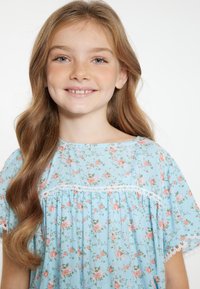Blaues Blumen kleid mit kurzen Ärmeln, verziert mit rosa und weißen Blumen, gerafftem Oberteil, Spitzenrand und lockerer Passform. Glatte Stoffstruktur.