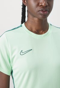 Nike Performance TOP BRANDED - Spordi T-särk - vapor green/bicoastal/bicoastal