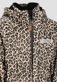Vandtæt jakke med leopardprint og hætte, der har en frontlynlås og trykknaplukninger. Materialet er blankt med en beige og sort farvepalet.