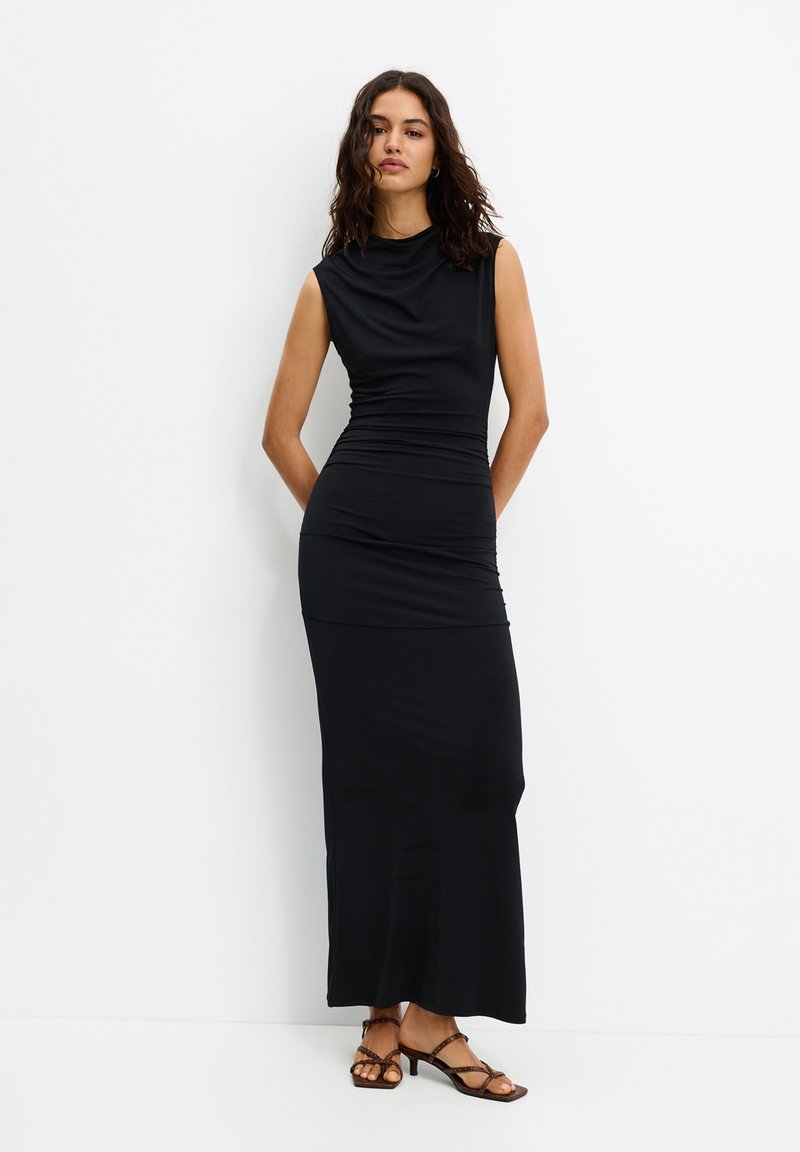 PULL&BEAR - SLEEVELESS GATHERED  - Maxi šaty - black, Zväčšiť