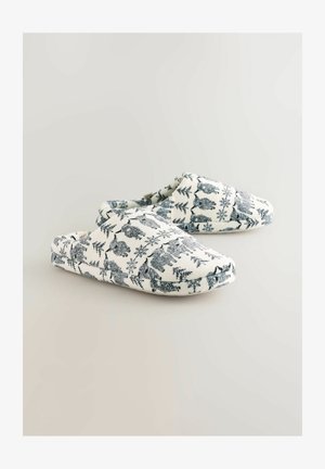 Bavlnené papuče na nazúvanie s bielym pozadím a modrým vzorom zvierat a rastlín. Okrúhly špičky a jemná textúra, ideálne na nosenie v interiéri.