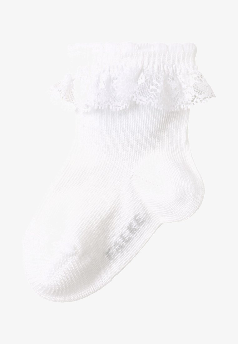 Calzino bianco alla caviglia con bordo in pizzo arricciato; realizzato in un tessuto morbido con una texture liscia. Presenta un sottile dettaglio di cucitura sulla suola.