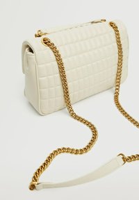 Borsa a tracolla sintetica bianca trapuntata con fascia in oro e dettagli in pelle. Forma rettangolare con una texture liscia e chiusura con zip.