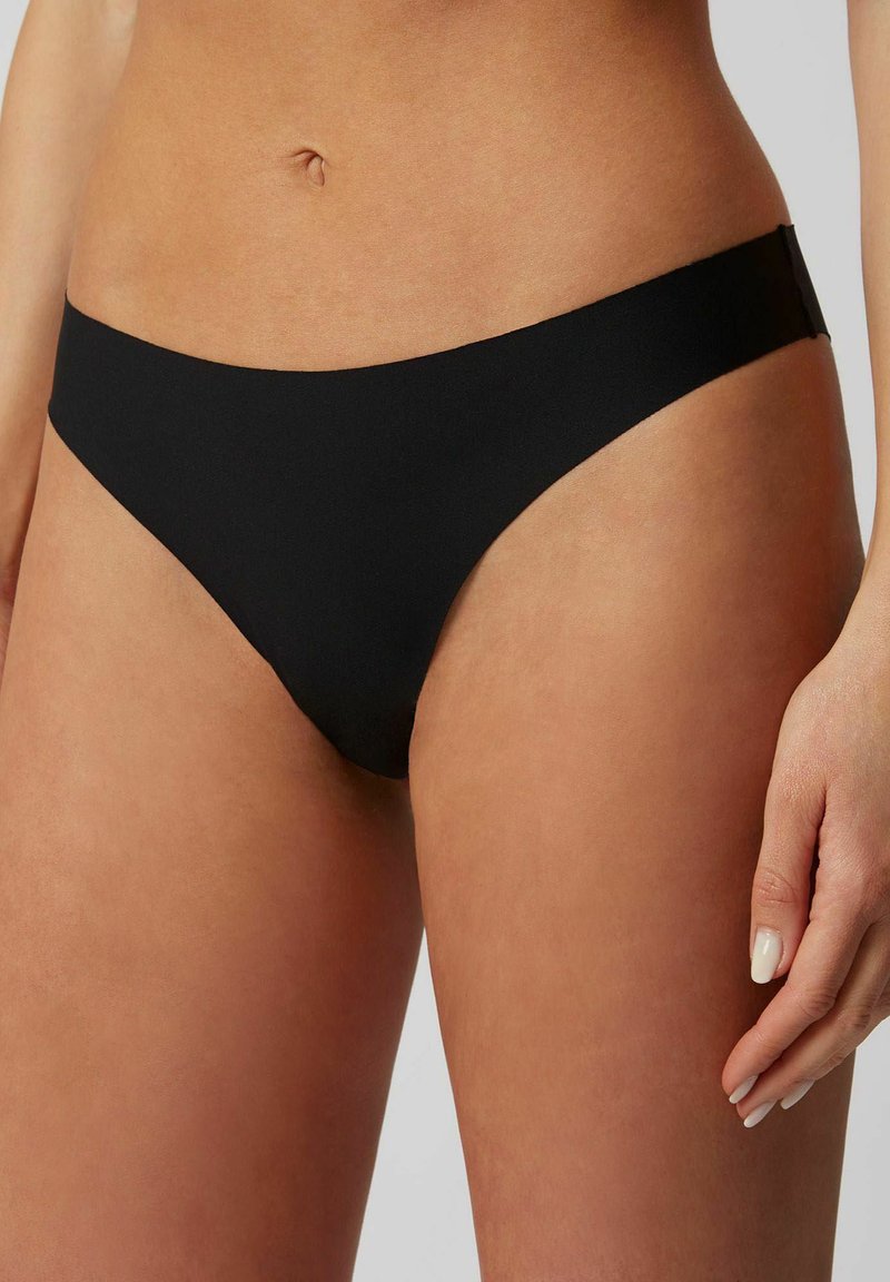 Fundă de bikini neagră, design elegant, material neted, croială jos. Stil minimalist, fără embellishmente sau modele vizibile.