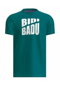 Camiseta corta de manga corta color azul verdoso, fabricada en algodón, con un llamativo texto blanco "BIDI BADU" en el frontal, cuello redondo y corte recto.