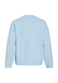 Svetlo modra pletena majica z okroglim izrezom, spuščenimi rameni ter robovi in manšetami z rebrastim vzorcem. Mehka tekstura, sproščen kroj.