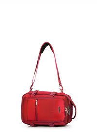 Červená taška přes rameno vyrobená z odolné tkaniny, s texturovaným povrchem, dvojitými zipy a odnímatelným ramenním popruhem s polstrovanou rukojetí.