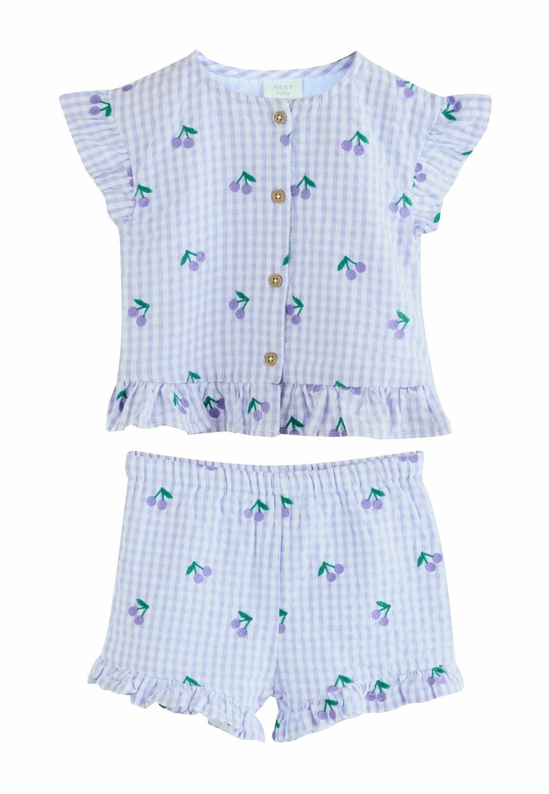 Set a due pezzi in gingham viola composto da top a maniche corte e pantaloni corti. Motivo di ciliegie ricamate, dettagli con balze e bottoni in legno.