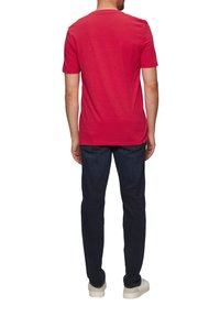 Rotes Kurzarm-T-Shirt mit rundem Ausschnitt, aus weichem Stoff, kombiniert mit dunklen Jeans und hellfarbigen Freizeitsneakern.